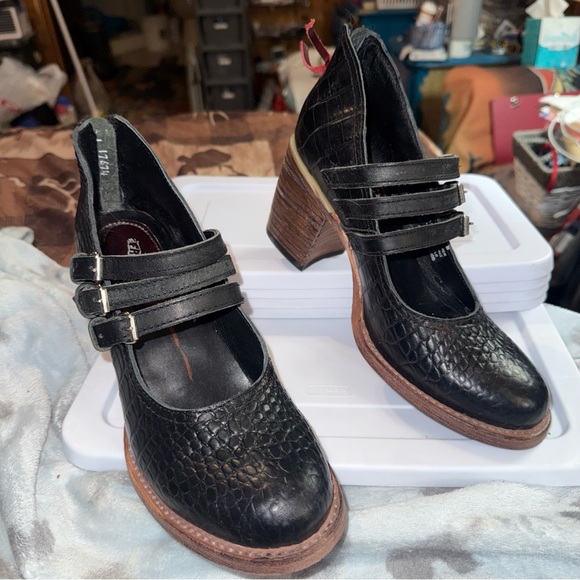 Freebird LEATHER Black Croc-Embossed MARY JANE Heels PUMPS 3 strap LIKE NEW - Picture 8 of 15